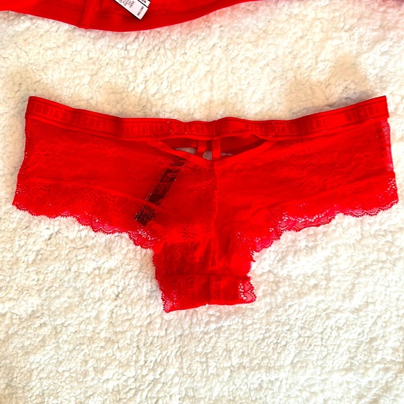 Victoria's Secret Front Close Strappy Back Lace Bra & Cheeky Set - Picture 7 of 9